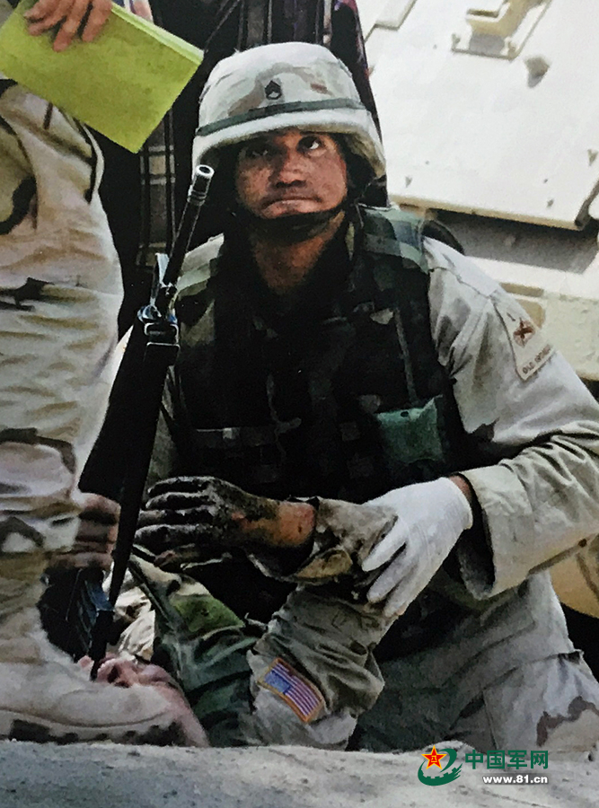 不知所措的美军士兵在抢救同伴。赵建伟 摄影